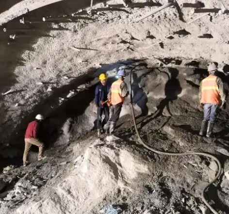 新竹镇拱顶带模注浆料的施工流程及注意事项